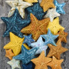 Knitted starfish in different sizes.