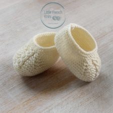 Booties with simple cable down the top of the foot.