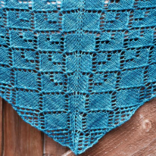 Shawl with diamond-shaped simple lace motif.