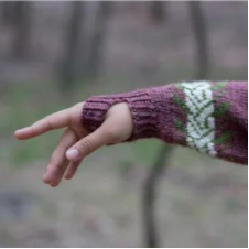 Stranded colorwork pullover sweater with same nature motifs as the Druid Crown hat. Sleeve cuff is split to create a thumb hole.