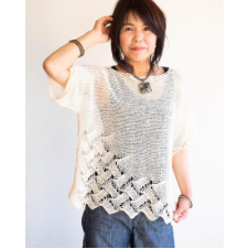 Airy short sleeve pullover with angled basketwork element toward the hem.