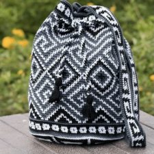 Two-color crocheted drawstring tote with geometric pattern