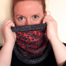 Two-color cowl with high-contrast geometric pattern.