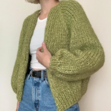 Raglan cardigan in yarn with a halo. Long poofy sleeves end in ribbed cuff.