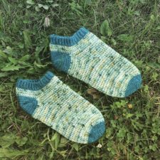 Tennis socks with contrasting heel toe and short cuff.