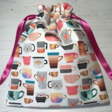 Large drawstring bag with pull made of satin ribbon and a coffee cup print.