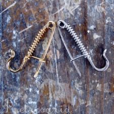 Metal pins with large hook for feeding yarn.