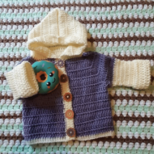 Tiny hoodie with five button closure.