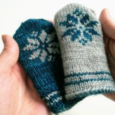 Mittens with Star motif on top and stripes at the cuff.