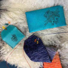 Small and medium pouches engraved with a yarn bowl, needles and flowers.