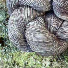 Merino and linen blend in tonal gray single-ply worsted