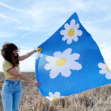 C2C Crochet blanket with giant daisy colorwork.