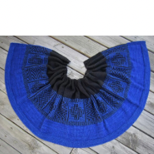 Rectangular mosaic shawl in two colors. It’s solid along both long edges, with a large knot pattern across the center.