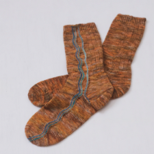 Ribbed socks with contrasting two-color wave design from cuff to toe.